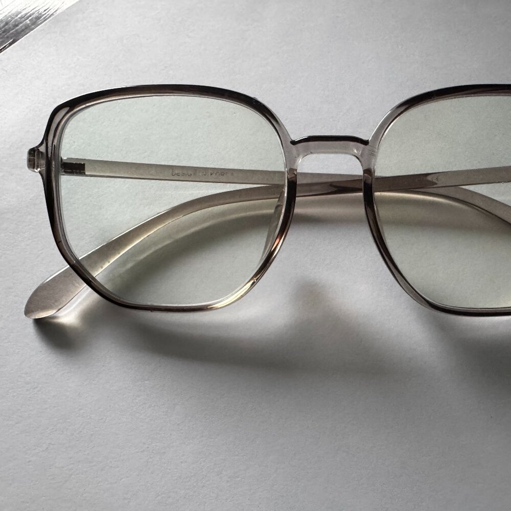 Gray rectangular plastic frame - image 1